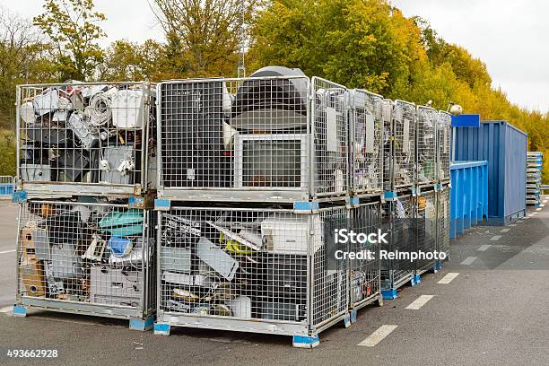 Mülltrennung Voranzutreiben Stockfoto und mehr Bilder von Elektroschrott - Elektroschrott, Recycling, Sammlung