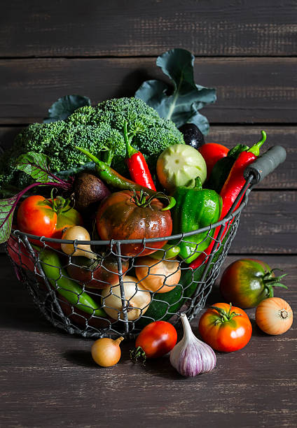 fresco giardino vegetablesin cestino di metallo vintage - healthy eating onion vegetable ripe foto e immagini stock