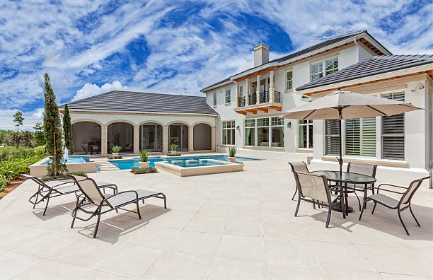 가구가 딸린 야외 파티오, 수영장, 부동산 홈화면 - mansion luxury house swimming pool 뉴스 사진 이미지
