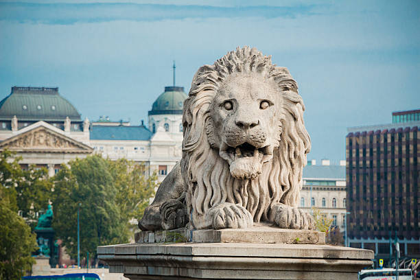 ライオンの像の鎖吊り橋 - chain bridge budapest bridge lion ストックフォトと画像