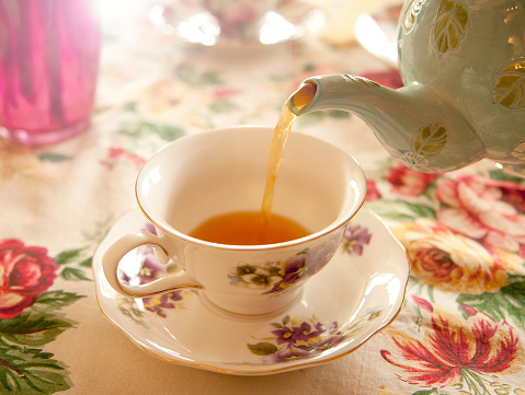 tea party-Verter el té en una taza de té photo