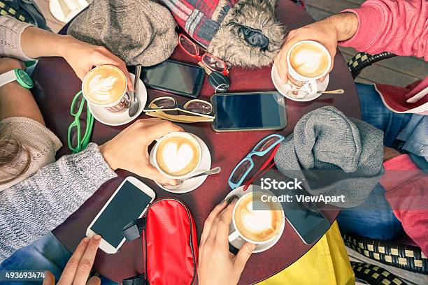 Gruppe Von Freunden An Der Bar Trinken Cappuccino Kaffee Restaurants Stockfoto und mehr Bilder von Herbst