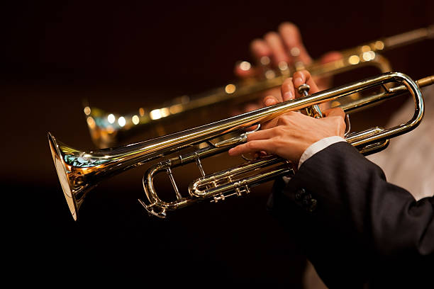 mãos de homem tocando a trompete - trumpet musical instrument brass band classical music imagens e fotografias de stock