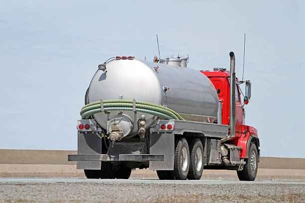 tanque séptico caminhão bomba - sewage truck - fotografias e filmes do acervo