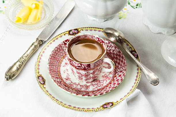 антикварные фарфоровые завтрак обстановке с белыми coffee on white cloth - afternoon tea china antique cup стоковые фото и изображения