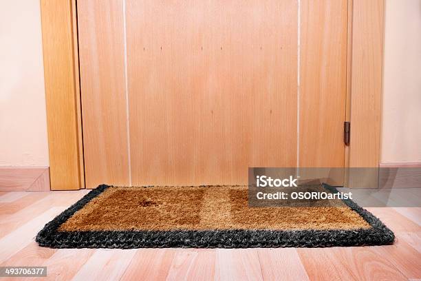 Bienvenido A Casa Felpudo Con Puerta Abierta Foto de stock y más banco de imágenes de Calzado - Calzado, Decoración - Objeto, Felpudo