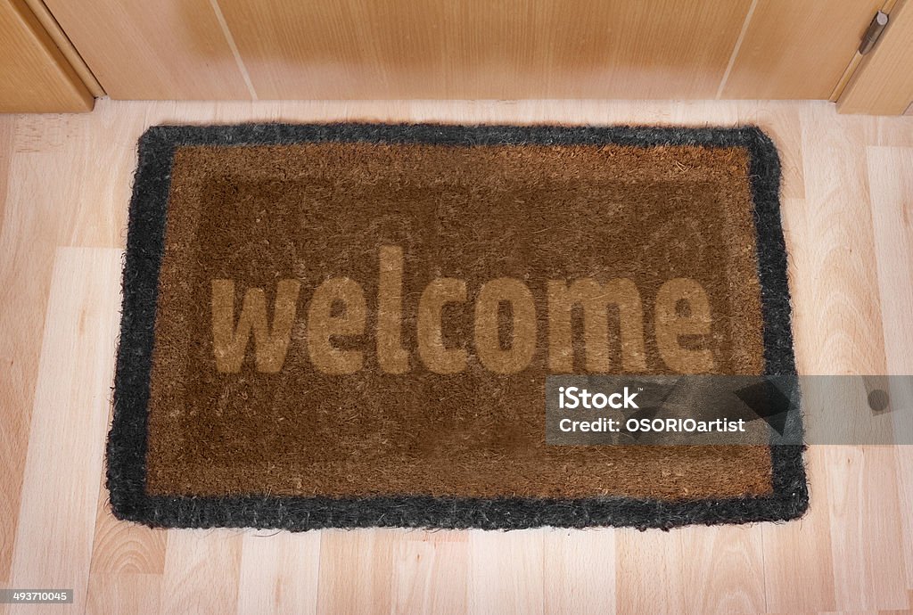 Добро пожаловать домой Коврик перед дверью с закрытыми дверями - Стоковые фото Без людей роялти-фри