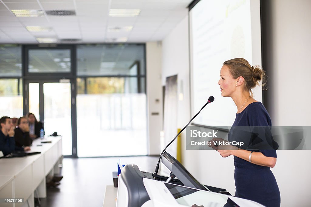 Bella giovane donna d'affari dando una presentazione - Foto stock royalty-free di Presentazione - Discorso