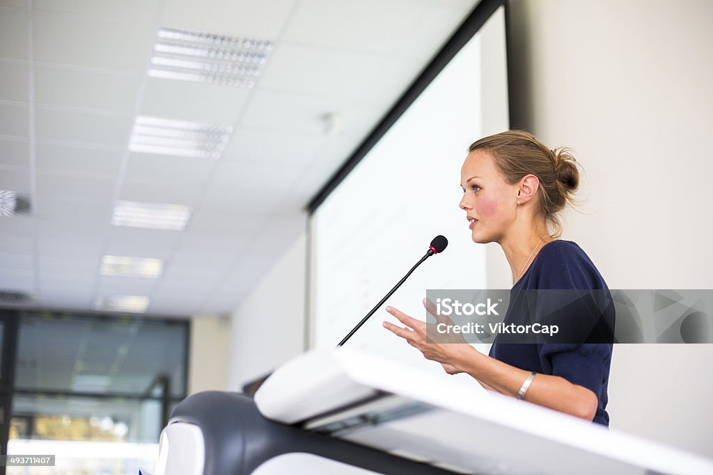 Hübsche, junge Geschäftsfrau, die eine Präsentation - Lizenzfrei Redner Stock-Foto
