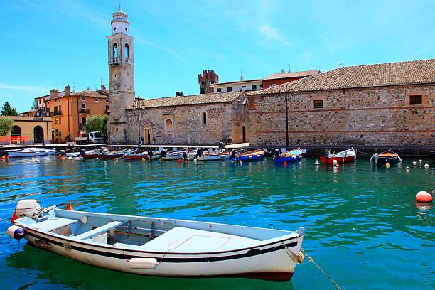 итальянский lazise pier старый средневековый город, озеро гарда, «лодочкой» - lake garda sunset blue nautical vessel стоковые фото и изображения