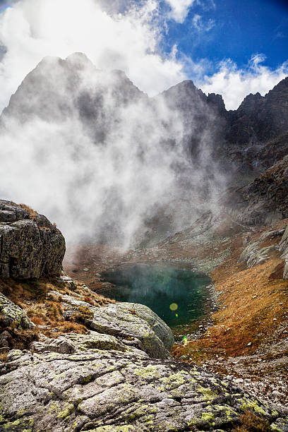 o vale dos cinco lagos spis nas montanhas de tatra, eslováquia - narodni park imagens e fotografias de stock