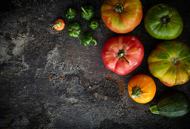新鮮な旬の野菜にダークラスティ面 - heirloom tomato zebra tomato tomato organic ストックフォトと画像