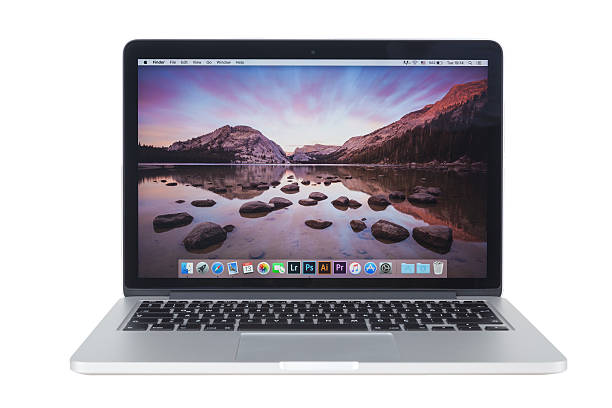 macbook pro rétine avec yosemite 5 sur l'écran - apple macintosh photos photos et images de collection