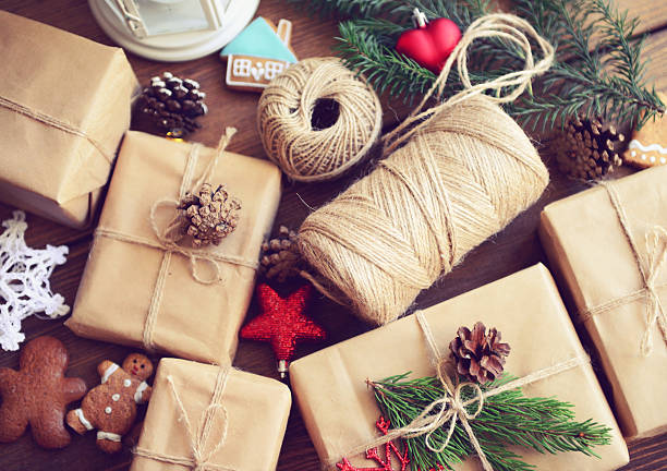 caja de regalo en el fondo de madera - wrapped package string box fotografías e imágenes de stock
