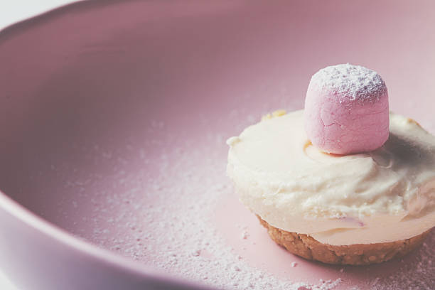 única mini vainilla cheesecake con rosa marshmellow - indulgence chocolate cheesecake small fotografías e imágenes de stock