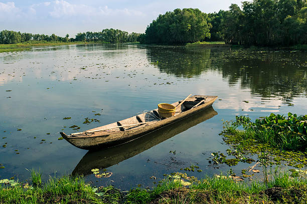 istock Lonely boat with bamboo basket on lake 493735100