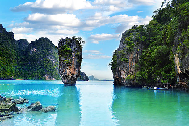 ko tapu rock, sur l'île de james bond, en thaïlande - phuket province photos et images de collection