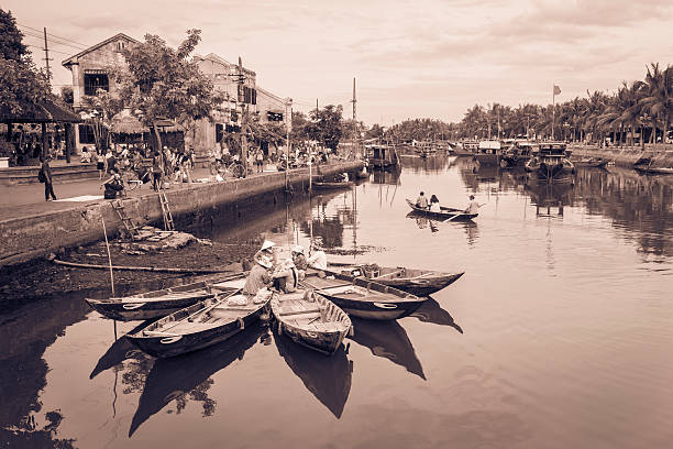 istock Meeting boats inside Hoi An ancient town 493736212