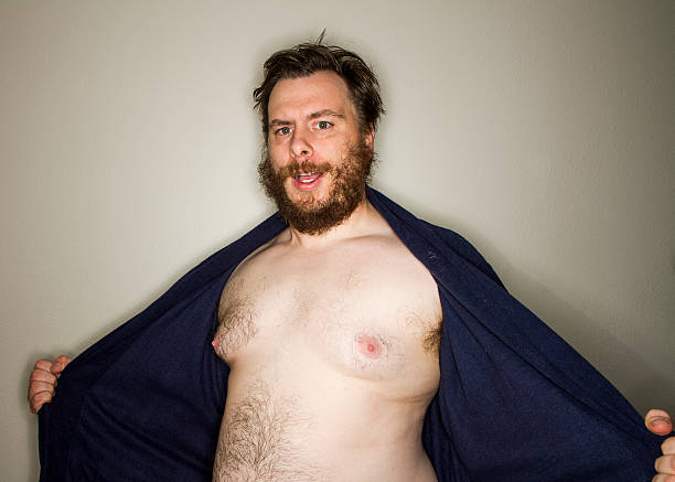 fett mann bringt selbst - entblößer stock-fotos und bilder