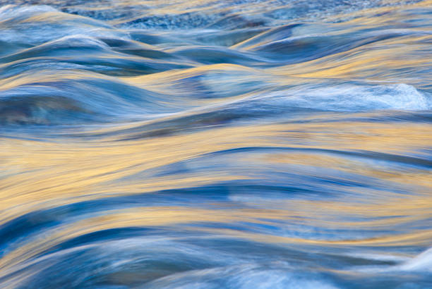 pomeriggio luce su acqua fluente - flusso foto e immagini stock