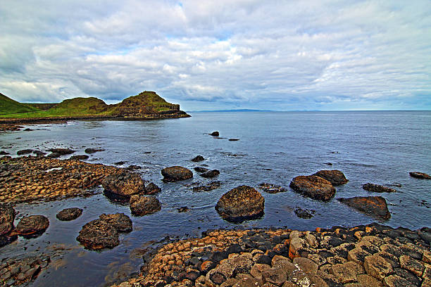 caminho dos gigantes na maré baixa - national trust northern ireland uk rock imagens e fotografias de stock