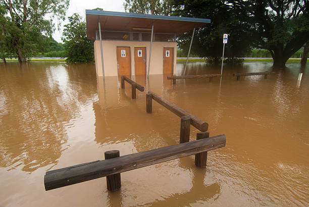 deflusso delle in north queensland - floodwaters foto e immagini stock