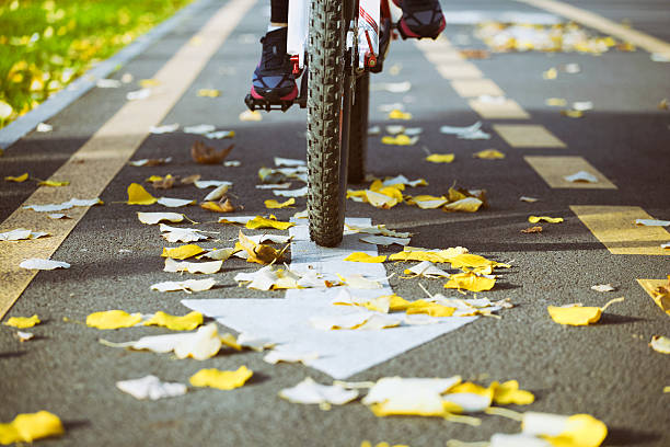 balade en vélo dans l'automne. urban concept. - crossprocesed photos et images de collection