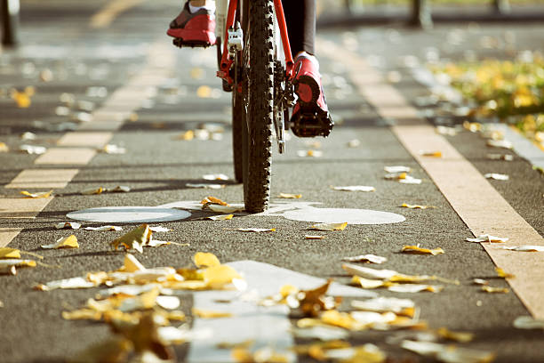 balade en vélo dans l'automne. urban concept. - bicycle sign symbol bicycle lane photos et images de collection