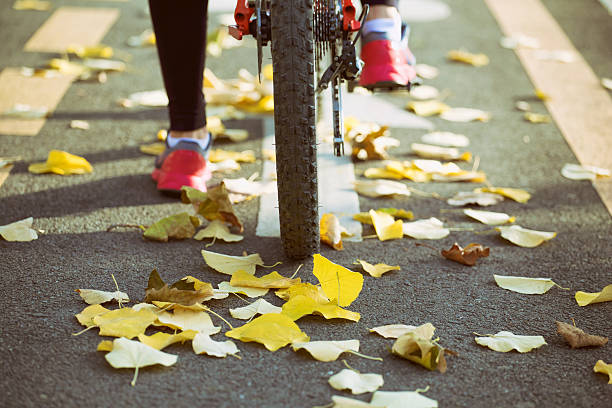 bicicletta in autunno. urban concetto. - crossprocesed foto e immagini stock