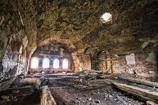 古いデストロイ寺院 - abandoned church indoors dirty ストックフォトと画像