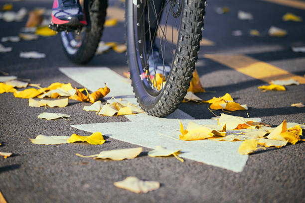 balade en vélo dans l'automne. urban concept. - crossprocesed photos et images de collection