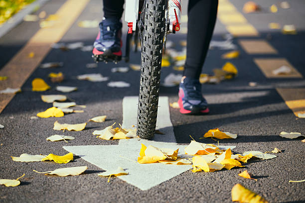 bicicletta in autunno. urban concetto. - crossprocesed foto e immagini stock