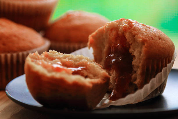 muffin aperto con imbottitura in un ambiente illuminato scena per la prima colazione - marmalade baked biscuit brown foto e immagini stock