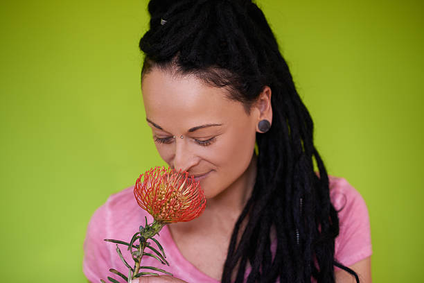 docenianie zapach życia - hippie women dreadlocks human hair zdjęcia i obrazy z banku zdjęć