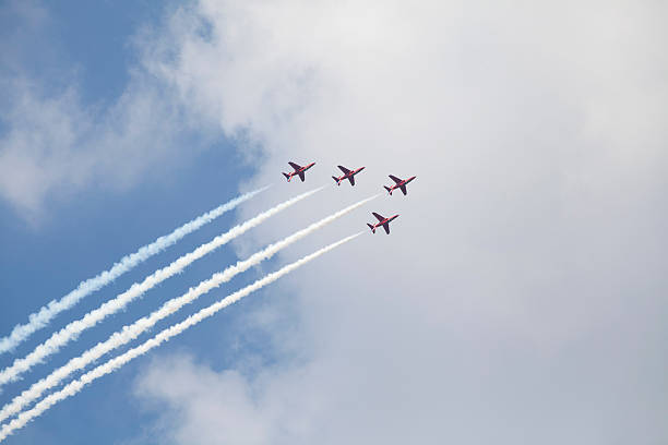 militär air show - luftfahrtschau stock-fotos und bilder