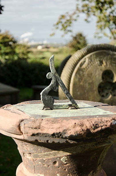 Reloj de sol en las zonas rurales inglés tradicional cementerio - foto de stock
