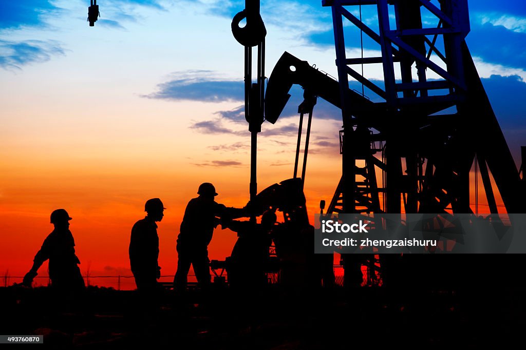 Campo de petróleo, los trabajadores son de trabajo aceite - Foto de stock de Plataforma petrolífera libre de derechos