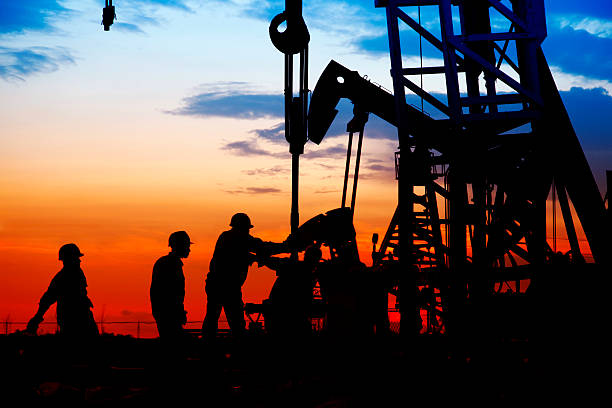 campo de petróleo, los trabajadores son de trabajo aceite - industria petrolera fotografías e imágenes de stock