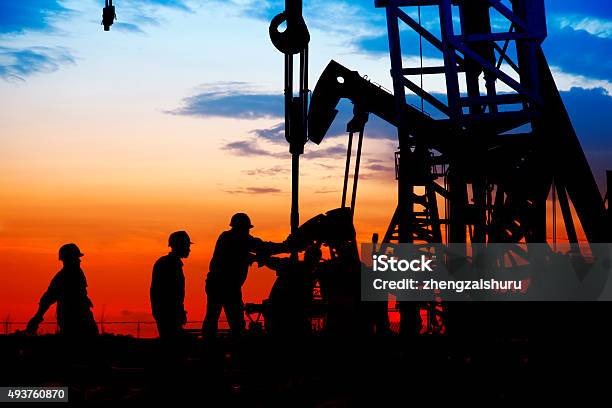 Campo De Petróleo Los Trabajadores Son De Trabajo Aceite Foto de stock y más banco de imágenes de Plataforma petrolífera