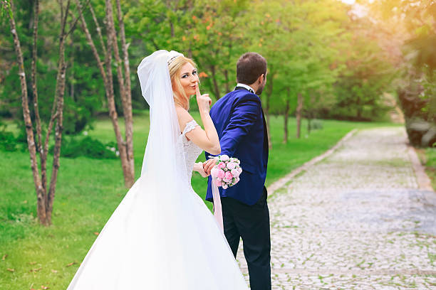 novia & novio - women bride personal accessory adult fotografías e imágenes de stock