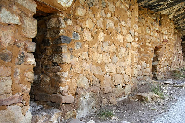 anciennes cliff dwellings - walnut canyon ruins photos et images de collection