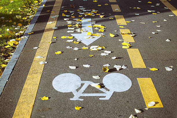 bicicletta cammino con un indicatore per la strada. - crossprocesed foto e immagini stock