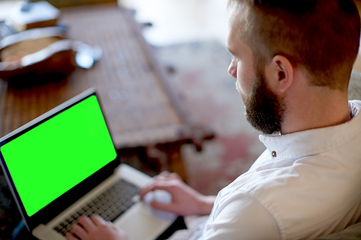 Shot of a young man using a laptop with a green screen at homehttp://195.154.178.81/DATA/i_collage/pu/shoots/805783.jpg