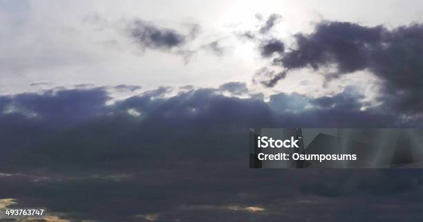 Sole Con Nuvole Di Luce Blu Scuro - Fotografie stock e altre immagini di A bioccoli - A bioccoli, A mezz'aria, Anidride carbonica