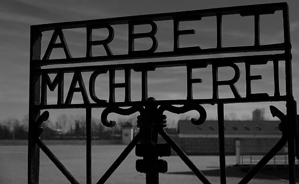 bienvenido a dachau señal de pare. - adolf hitler fotografías e imágenes de stock