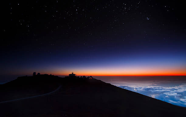 할레아칼라 왜고너의 별이 빛나는 밤 하늘 - haleakala national park 뉴스 사진 이미지