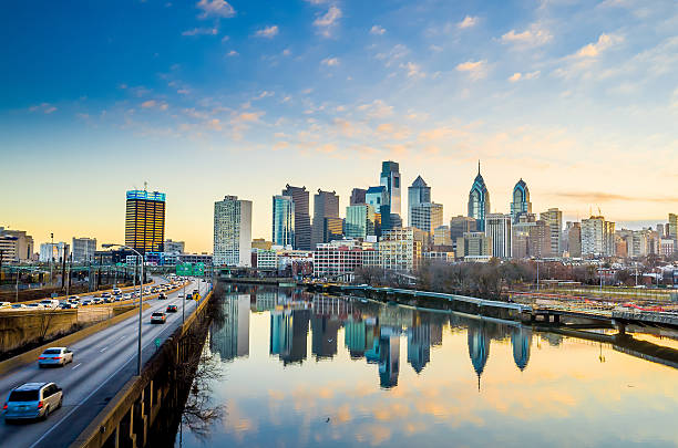 skyline der innenstadt von philadelphia, pennsylvania. - pennsylvania stock-fotos und bilder