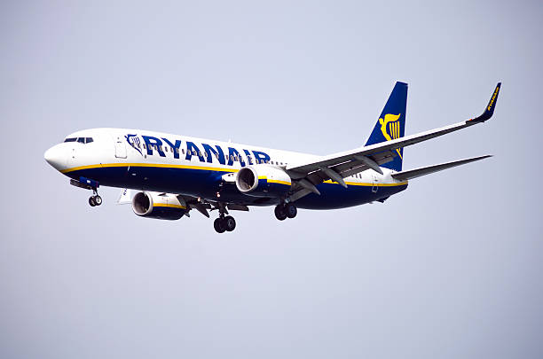 ryanair flugzeug boeing 737-800 - treppenabsatz stock-fotos und bilder