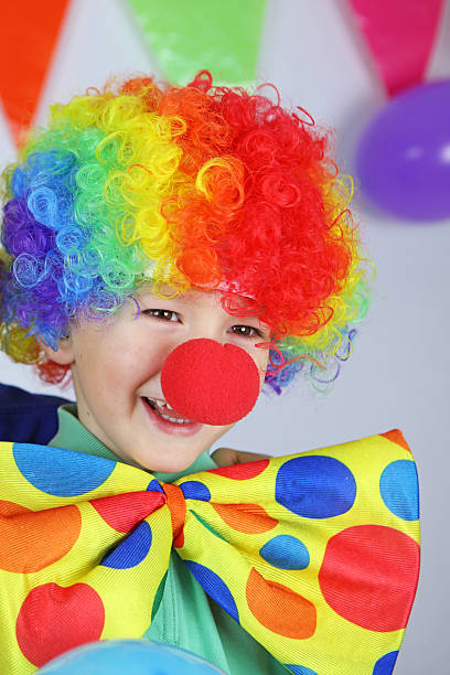 Felice Gruppo Di Bambini Clown Con Fiocco Rosso Naso Parrucca - Fotografie  stock e altre immagini di 2015 - iStock