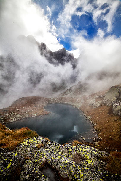 o vale dos cinco lagos spis nas montanhas de tatra, eslováquia - narodni park imagens e fotografias de stock